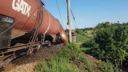 Circulaţia de pe Viaductul Cârcea, închisă după ce mai multe vagoane ale unui tren de marfă au căzut în râpă, a fost redeschisă