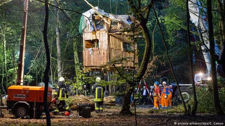Nouă răniţi după evacuarea unor ecologişti din Pădurea Hambach din Germania