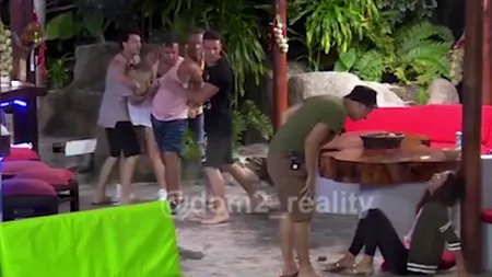 INSULA IUBIRII 2018: Nervi au cedat, a bătut-o în direct după o criză de gelozie. Camerele au surprins totul VIDEO