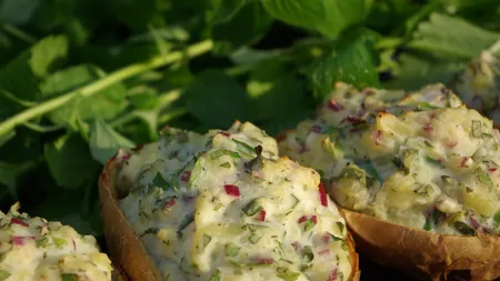 Cartofi umpluţi cu brânză şi piept de curcan la cuptor
