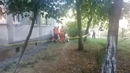 O femeie a murit după ce a căzut de la etajul cinci al unui bloc. Poliţiştii au deschis o anchetă