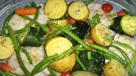 REŢETE DE WEEKEND: Cod cu legume la cuptor