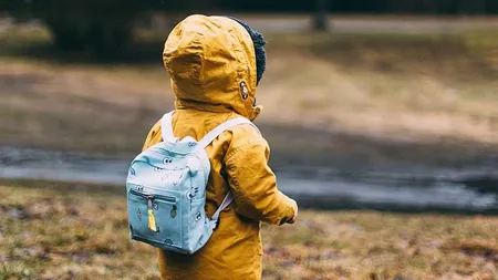 Un şcolar adormit confundă scaunul cu propriul rucsac. Cum a putut să plece acasă bietul copil VIDEO