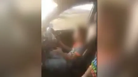 Scene incredibile pe o şosea din România. Copil de 7 ani la volan, Live pe Facebook VIDEO
