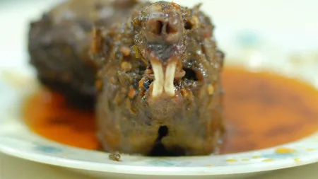 O femeie însărcinată a găsit un şobolan mort în supă. Conducerea restaurantului i-a propus să-i dea bani să facă avort VIDEO