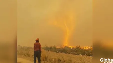 Tornadă de foc în Canada. Imagini incredibile, cum luptă pompierii cu flăcările VIDEO