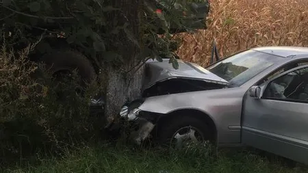 Accident grav în Constanţa: Patru persoane, printre care şi doi copii, au fost rănite, după ce maşina în care erau a intrat într-un pom