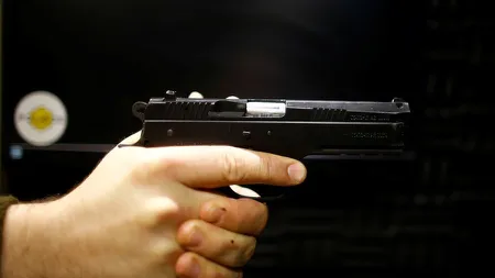 Cel mai prost hoţ văzut vreodată. A scos pistolul la vânzătoare şi a fugit din magazin cu pantalonii în vine VIDEO