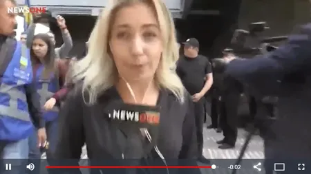Jurnalistă bătută cu ouă şi cu pumnii, la un protest în Ucraina, în timp ce transmitea Live