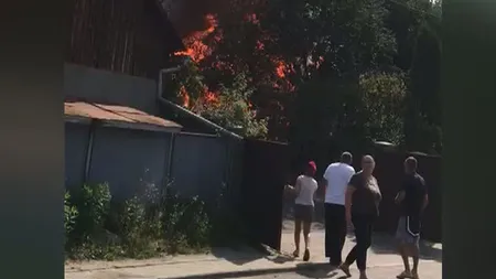 Panică în judeţul Bistriţa. Un om a fost rănit după ce o maşină a luat foc într-o curte