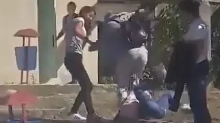 ATENŢIE, imagini şocante: Bătaie cruntă între fete la un liceu din Vaslui de la o bârfă amoroasă VIDEO