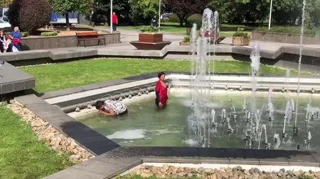 Fântânile arteziene din parcul Mara, transformate în piscine de ocazie VIDEO