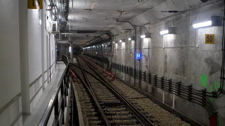 O mamă şi un copil care au căzut pe şinele de la metrou au supravieţuit după ce trenul a trecut pe deasupra lor