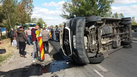 Accident grav în Brăila. Un microbuz plin cu pasageri s-a lovit de parapet şi s-a răsturnat