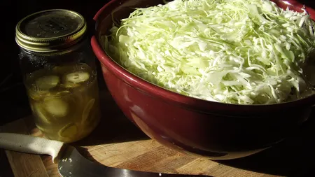 De ce ar trebui să mănânci alimente fermentate. Cele mai bune 5 alimente fermentate pe care să le incluzi în dietă!