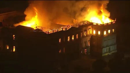 Unul dintre cele mai mari muzee ale Braziliei, mistuit de un incendiu. 200 de ani de istorie s-au făcut scrum VIDEO
