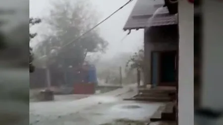 Străzi acoperite de grindină, vijeliile au făcut prăpăd. Imagini cu dezastrul din Olt VIDEO