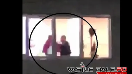 IMAGINI ŞOCANTE: Tânăr bătut în sediul poliţiei din Baia Sprie VIDEO
