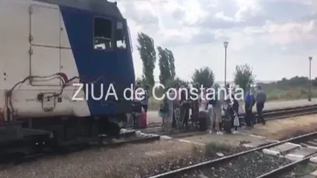 PROTEST spontan în gara din Eforie Nord. Călătorii au format un lanţ uman în faţa unui tren