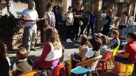 Protest inedit la Colegiul de Muzică din Timişoara. Elevii au mimat orele în faţa inspectoratului. Care este motivul supărării FOTO