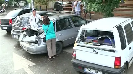 Accident în Capitală: un TIR a lovit şapte maşini parcate