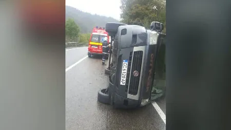 Un microbuz cu nouă persoane s-a răsturnat în Suceava