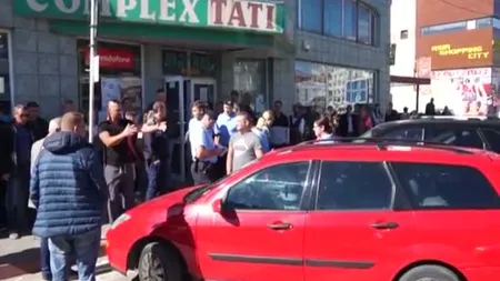 O fetiţă de 2 ani a fost abandonată în maşină de părinţii care au plecat la cumpărături