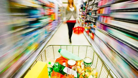 Un agent de pază a găsit peste 33.000 euro într-un coş de cumpărături, la supermarket. Cui aparţineau banii