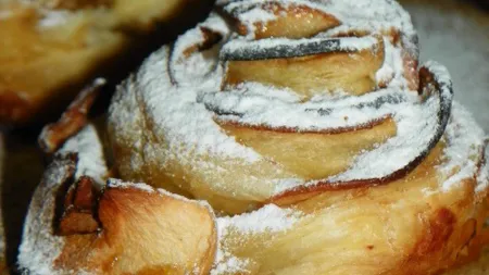 DESERTUL ZILEI: Mere în foietaj