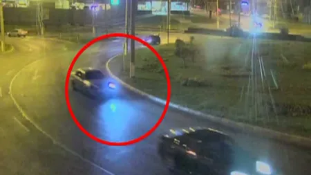 Urmărire cu focuri de armă la Galaţi. Un tânăr fără permis a fugit de poliţişti după ce a accidentat doi bătrâni VIDEO