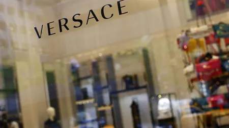Tranzacţie de două miliarde de dolari în lumea modei. Casa Versace a fost cumpărată de grupul american Michael Kors