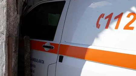 O ambulanţă care mergea la o intervenţie a intrat într-o clădire dezafectată după ce a evitat un TIR