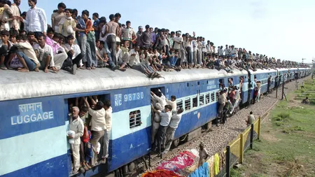 Zeci de persoane şi-au pierdut viaţa într-un accident de tren în nordul Indiei VIDEO
