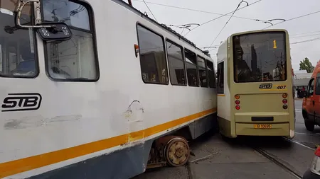 Două tramvaie s-au ciocnit în Bucureşti. O femeie este rănită