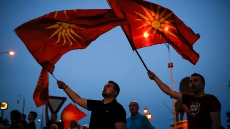 Parlamentul din Macedonia aprobă redenumirea ţării în Macedonia de Nord