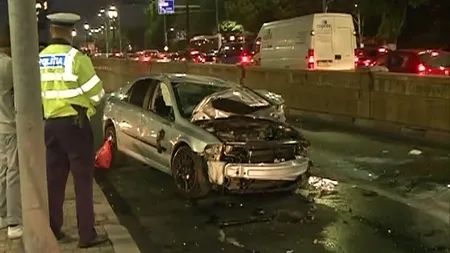 Accident în Pasajul Unirii din Capitală. O maşină s-a răsturnat