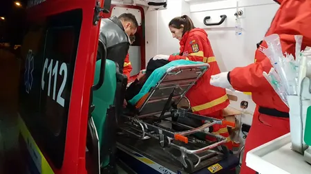 Patru persoane au fost rănite, după ce un autoturism a lovit o ambulanţă