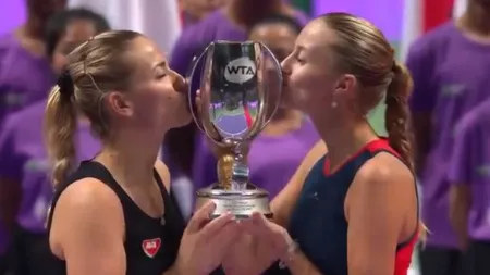 Perechea Kristina Mladenovic şi Timea Babos, învingătoare la dublu în Turneul Campioanelor