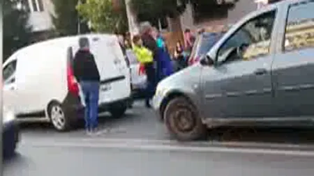 Un şofer a fost încătuşat de poliţişti după ce a lovit o maşină şi a început să facă scandal