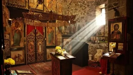 CALENDAR ORTODOX 21 octombrie. Duminică e bine să aprinzi o lumânare. Ce trebuie să facă creştinii pentru bunăstarea şi sănătatea casei