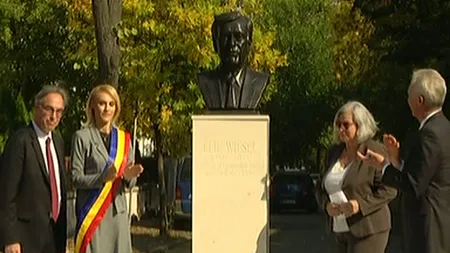 Un bust al scriitorului şi filosofului israelian Elie Wiesel, amplasat în piaţeta din Capitală ce-i poartă numele