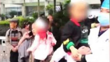 14 copii răniţi în timpul unui atac cu cuţit în faţa unei grădiniţe din China. Doi copii au murit