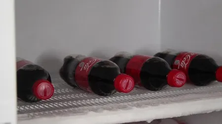 Experiment neaşteptat. Ce se întâmplă cu o sticlă de Cola care a stat 3 ore la congelator. 