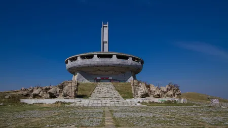 Construcţia din Bulgaria socialistă care fascinează vizitatorii străini: o farfurie zburătoare din beton pe vârful unui munte