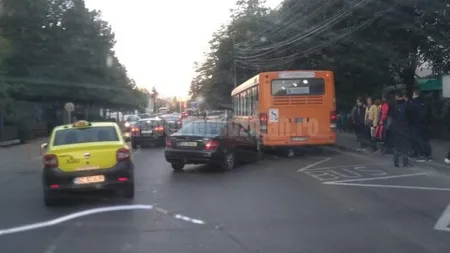 Un elev de 9 ani a fost rănit în drum spre şcoală într-un accident provocat de mama lui
