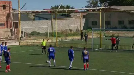 Aşa ceva se vede o dată la 100 de ani. Un arbitru a marcat cu capul un gol absolut halucinant VIDEO