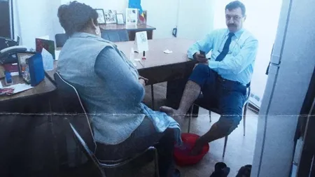Directorul fotografiat în timp ce îşi făcea pedichiura scapă nepedepsit
