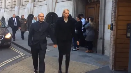 Profesoara l-a invitat în toaletă şi a făcut amor cu el. La scurt timp, elevul de 16 ani a trăit şocul vieţii. Ce i-a spus femeia VIDEO