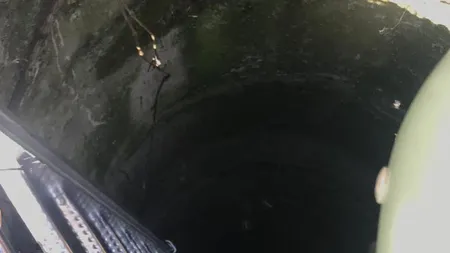 O femeie a fost salvată de pompieri după ce a căzut într-o fântână, unde a stat două zile
