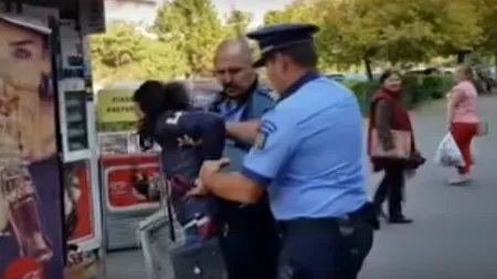 Poliţiştii din Ploieşti care au încătuşat o vânzătoare de zarzavaturi, cercetaţi pentru PURTARE ABUZIVĂ VIDEO